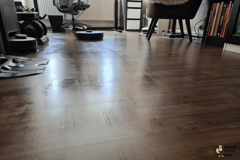 Roborock S7 MaxV Ultra моет пол в кабинете